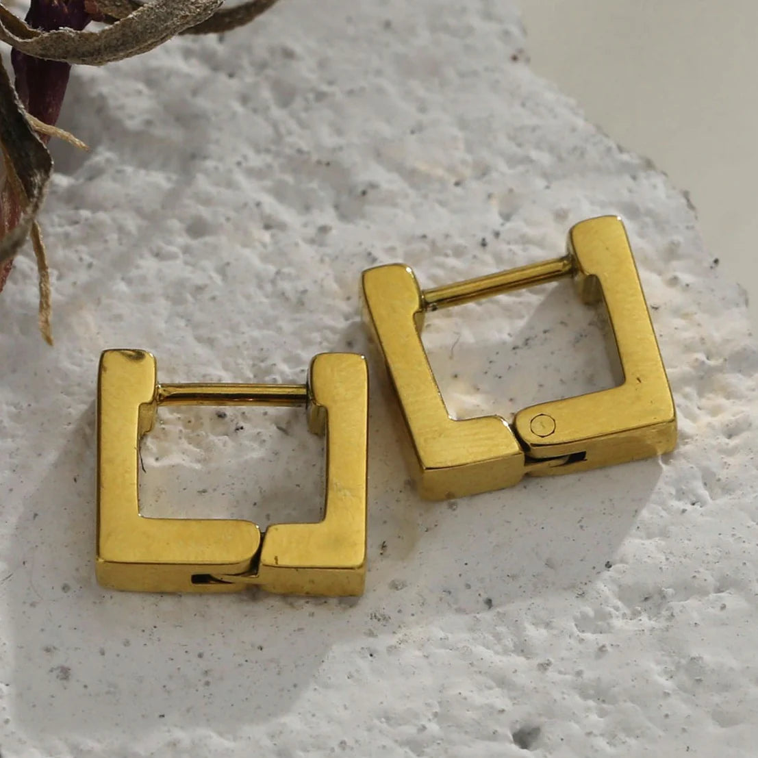 DINAMI Gold: Tiny Squared Shape Hoop Earrings