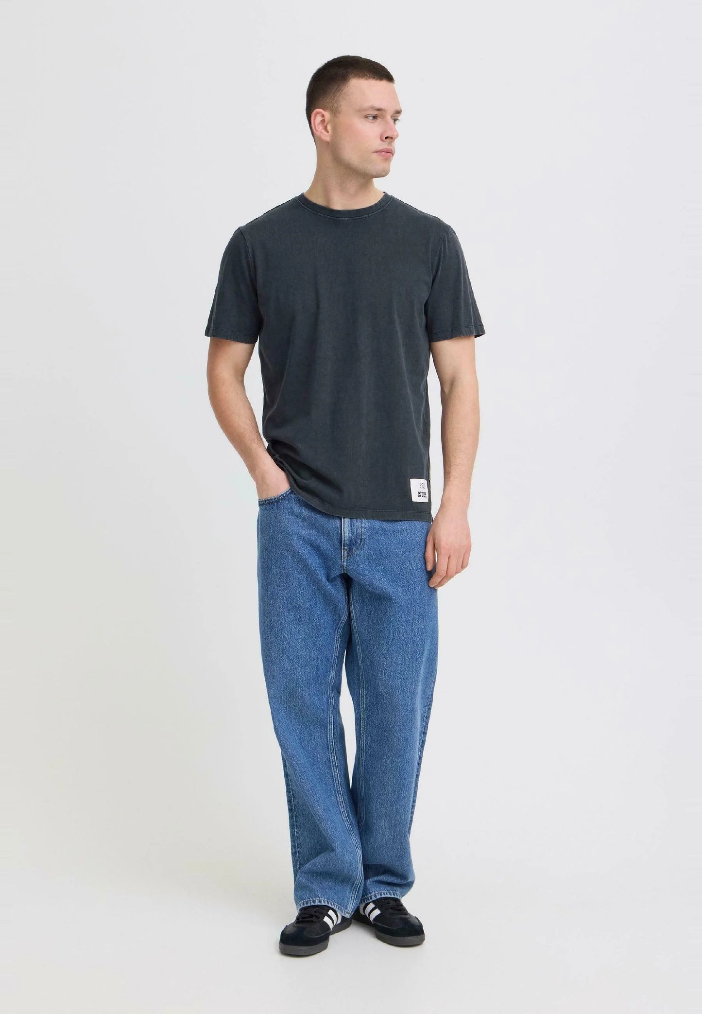 Basic T-shirt - salute